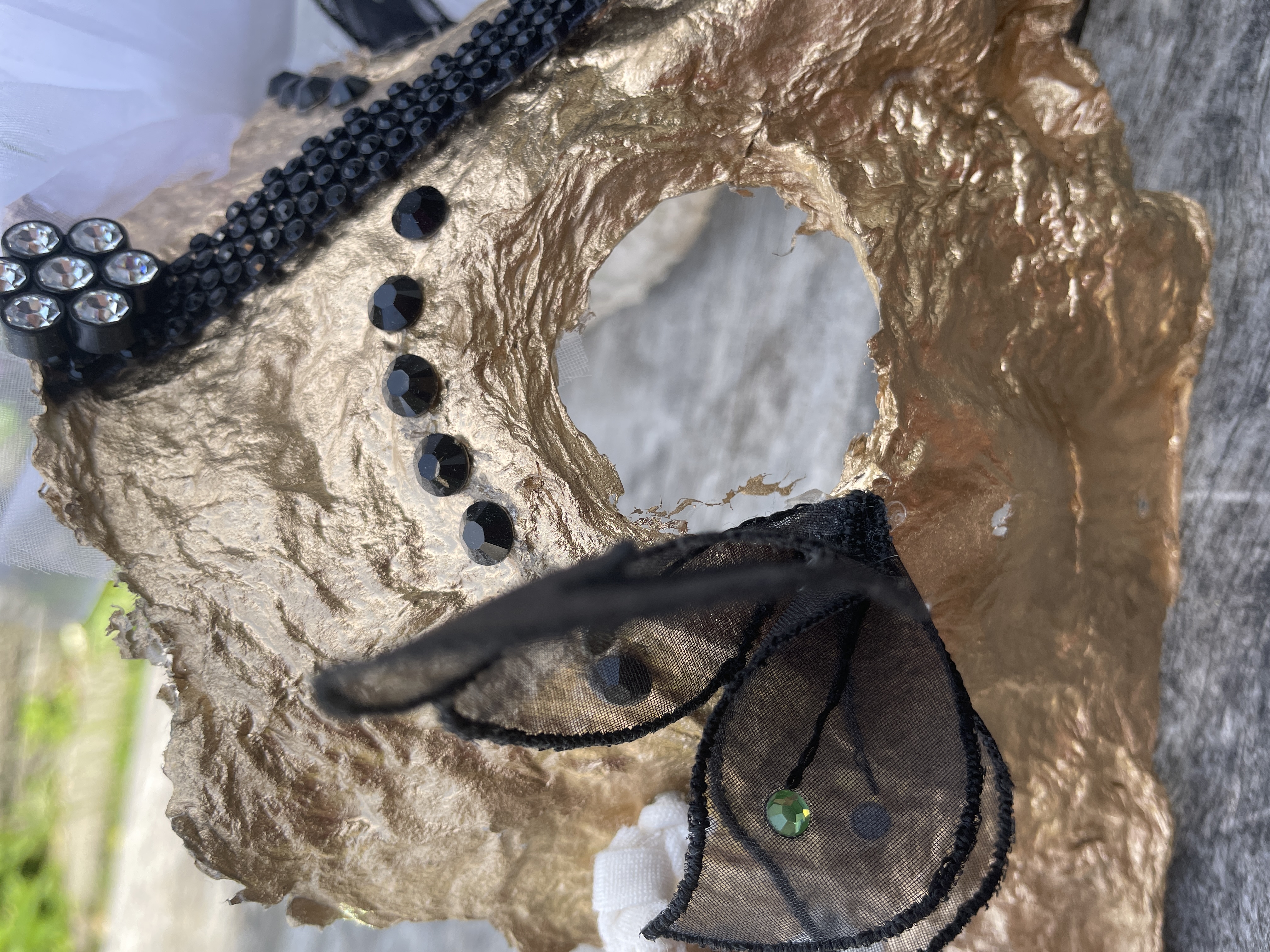 Vollendete Masken mit kunstvoll gestalteten Oberflächenstrukturen.
